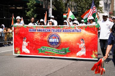 41. Hindistan Günü Geçidi 2023. 20 Ağustos 2023, New York, ABD: New York Belediye Başkanı Eric Adams, Bollywood oyuncusu Jacqueline Fernandez, ruhani lider ve barış elçisi Gurudev Sri Ravi Shankar