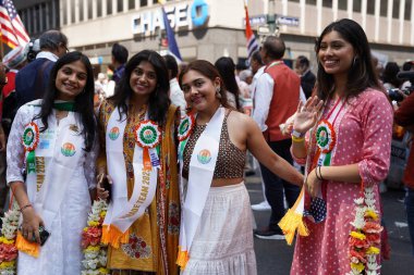 41. Hindistan Günü Geçidi 2023. 20 Ağustos 2023, New York, ABD: New York Belediye Başkanı Eric Adams, Bollywood oyuncusu Jacqueline Fernandez, ruhani lider ve barış elçisi Gurudev Sri Ravi Shankar