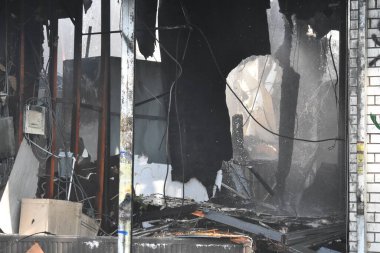 Brooklyn, New York 'ta yangın alarmı. 20 Ağustos 2023, Brooklyn, New York, ABD: 5 alarmlı yangın Brooklyn, New York 'ta Lee Avenue' de birkaç mağazaya zarar verdi. Birkaç itfaiyeci yaralandı ve birkaç bina alevler içinde kaldı. 