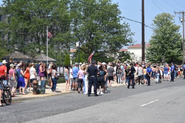 Staten Island, New York 'ta göçmen protestosu. 20 Ağustos 2023, Staten Island, New York, ABD: Protestocular Peder Cappodanno Bulvarı 'ndaki Midland Beach Göçmen Barınağı' nda toplandılar. Protestoda bayrak ve diğer işaretler görülebildi. 