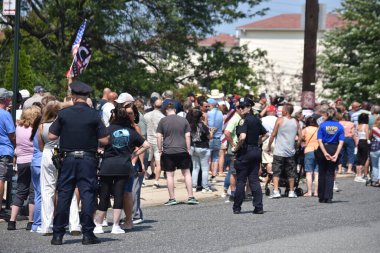 Staten Island, New York 'ta göçmen protestosu. 20 Ağustos 2023, Staten Island, New York, ABD: Protestocular Peder Cappodanno Bulvarı 'ndaki Midland Beach Göçmen Barınağı' nda toplandılar. Protestoda bayrak ve diğer işaretler görülebildi. 