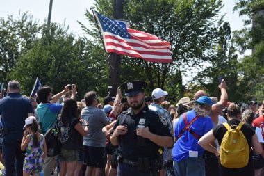 Staten Island, New York 'ta göçmen protestosu. 20 Ağustos 2023, Staten Island, New York, ABD: Protestocular Peder Cappodanno Bulvarı 'ndaki Midland Beach Göçmen Barınağı' nda toplandılar. Protestoda bayrak ve diğer işaretler görülebildi. 