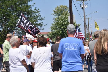 Staten Island, New York 'ta göçmen protestosu. 20 Ağustos 2023, Staten Island, New York, ABD: Protestocular Peder Cappodanno Bulvarı 'ndaki Midland Beach Göçmen Barınağı' nda toplandılar. Protestoda bayrak ve diğer işaretler görülebildi. 