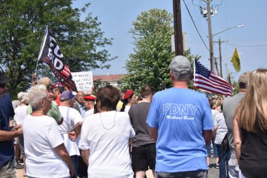 Staten Island, New York 'ta göçmen protestosu. 20 Ağustos 2023, Staten Island, New York, ABD: Protestocular Peder Cappodanno Bulvarı 'ndaki Midland Beach Göçmen Barınağı' nda toplandılar. Protestoda bayrak ve diğer işaretler görülebildi. 