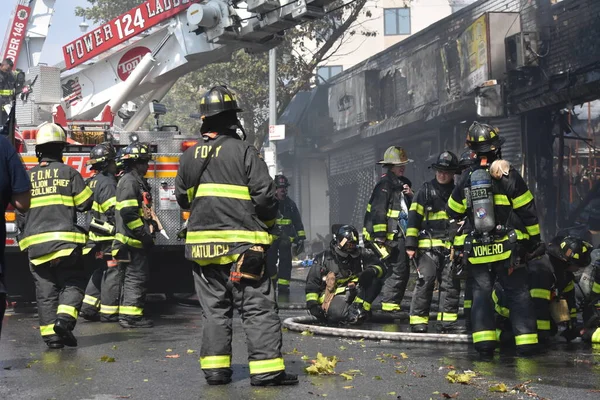 纽约布鲁克林发生了五起火警2023年8月20日 美国纽约布鲁克林 纽约布鲁克林李大道 Lee Avenue 的几家商店被5级火警破坏 数名消防员受伤 数座建筑物被大火吞没 — 图库照片