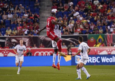 MLS Normal Sezon 2023 Red Bull New York 'a karşı D.C. United. 20 Ağustos 2023 'te, Red Bull Arena Harrison New Jersey, ABD: Bu gece oldukça çekişmeli bir MLS maçında, Red Bull New York, D.C. United ile çatıştı.