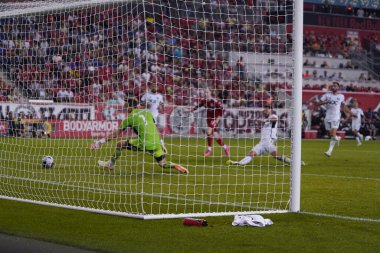 MLS Normal Sezon 2023 Red Bull New York 'a karşı D.C. United. 20 Ağustos 2023 'te, Red Bull Arena Harrison New Jersey, ABD: Bu gece oldukça çekişmeli bir MLS maçında, Red Bull New York, D.C. United ile çatıştı.