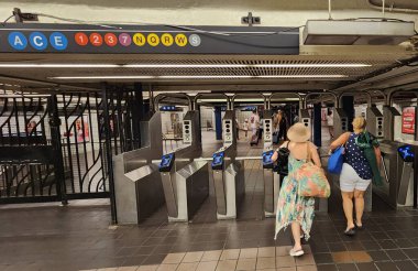 New York 'ta otobüs ve metro gezisi. 21 Ağustos 2023, New York, ABD: Pazar gününden itibaren metro ve otobüs ücretleri geçen ay onaylanan 0.15 sent artışla 2.75 dolardan 2.90 dolara yükseldi. 