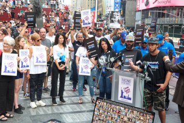 Ulusal Fentanil Önleme ve Farkındalık Günü. 21 Ağustos 2023, New York, ABD: Çoğu DEA ajanları ve DEA ajanları ve DEA, New York Şubesi 'nden sorumlu Frank A. Tarentino III' ü etkileyen insanlar