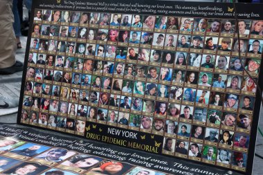Ulusal Fentanil Önleme ve Farkındalık Günü. 21 Ağustos 2023, New York, ABD: Çoğu DEA ajanları ve DEA ajanları ve DEA, New York Şubesi 'nden sorumlu Frank A. Tarentino III' ü etkileyen insanlar