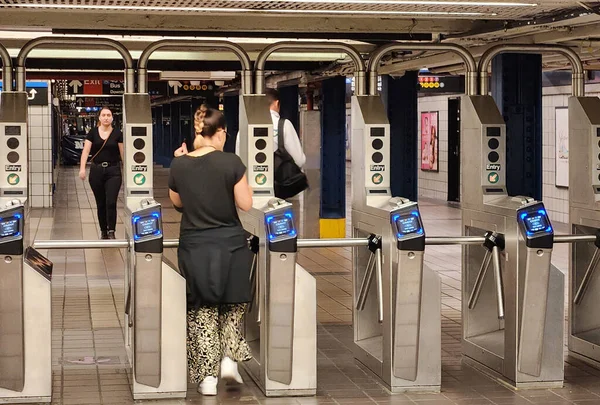 뉴욕의 지하철 하이킹 2023년 21일 일요일부터 지하철과 요금은 75에서 90로 — 스톡 사진