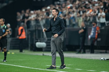 Brezilya, Sao Paulo - 22 Ağustos 2023: Neo Quimica Arena 'da düzenlenen Copa Conmebol Sudamericana 2023 çeyrek finalinin ilk ayağı için geçerli olan Korintliler ve Estudiantes arasındaki maçta Koç Eduardo Dominguez