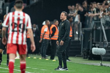 Brezilya, Sao Paulo - 22 Ağustos 2023: Neo Quimica Arena 'da düzenlenen Copa Conmebol Sudamericana 2023 çeyrek finalinin ilk ayağı için geçerli olan Corinthians ve Estudiantes arasında oynanan karşılaşmada koç Vanderlei Luxemburgo 