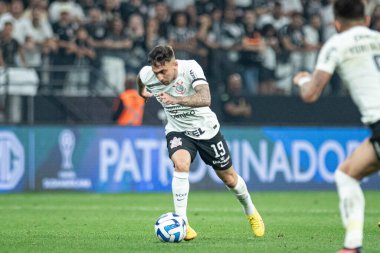 Brezilya, Sao Paulo - 22 Ağustos 2023: Gustavo Silva, Corinthians ve Estudiantes arasında oynanan ve Copa Conmebol Sudamericana 2023 çeyrek finalinin ilk ayağı için geçerli olan maçta, Neo Quimica Arena