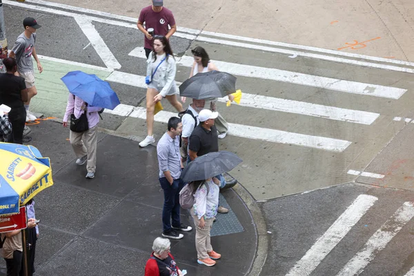 美国纽约 2023年8月24日 纽约市降雨 天气的突然变化带来阵雨 迫使纽约人和游客在日常工作中 用雨伞和斗篷保护自己 — 图库照片