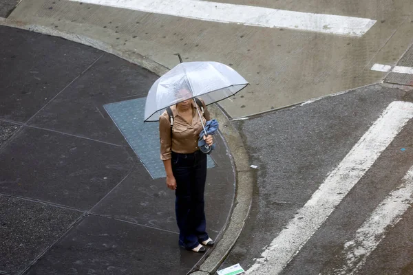2023년 24일 뉴욕시의 강우량 내리는 샤워를 갑자기 날씨가 바뀌어 주민과 — 스톡 사진