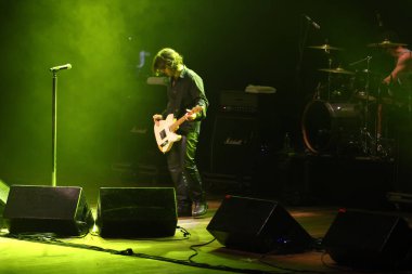Curitiba, Brezilya - 25 Ağustos 2023: Reacao em Cadeia 's Show at Positivo Theatre, Curitiba. Reacao em Cadeia grubunun performansı, 2000 'lerin Brezilya ulusal rock müziğinden alıntılar.