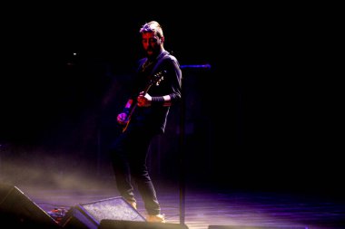 Curitiba, Brezilya - 25 Ağustos 2023: Reacao em Cadeia 's Show at Positivo Theatre, Curitiba. Reacao em Cadeia grubunun performansı, 2000 'lerin Brezilya ulusal rock müziğinden alıntılar.