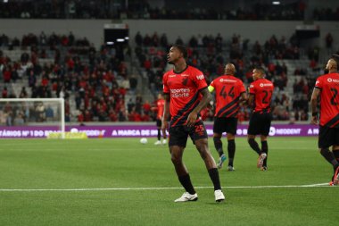 CURITIBA (PR), Brezilya - 27 Ağustos 2023: Caca (Athletico), Ligga Arena 'da düzenlenen 2023 Brezilya Şampiyonası' nın 21. turu için Athletico Pr ve Fluminense arasındaki maçta golünü attı ve kutladı.