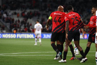 CURITIBA (PR), Brezilya - 27 Ağustos 2023: Caca (Athletico), Ligga Arena 'da düzenlenen 2023 Brezilya Şampiyonası' nın 21. turu için Athletico Pr ve Fluminense arasındaki maçta golünü attı ve kutladı.