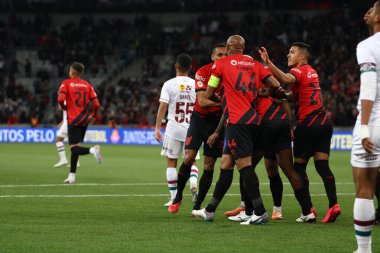 CURITIBA (PR), Brezilya - 27 Ağustos 2023: Caca (Athletico), Ligga Arena 'da düzenlenen 2023 Brezilya Şampiyonası' nın 21. turu için Athletico Pr ve Fluminense arasındaki maçta golünü attı ve kutladı.