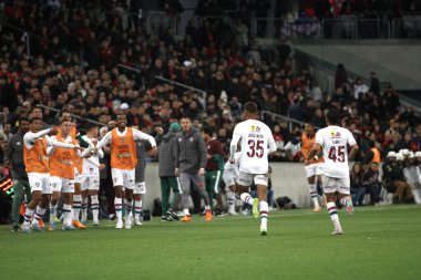 CURITIBA (PR), Brezilya - 27 Ağustos 2023: Joao Neto, Ligga Arena 'da düzenlenen 2023 Brezilya Şampiyonası' nın 21. turu için Athletico Pr ve Fluminense arasındaki maçta Fluminense 'nin ikinci golünü attı ve kutladı.