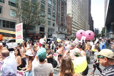 New York 'ta Uluslararası Üstsüz Gün. 26 Ağustos 2023, New York, ABD: Ruhani lider Rael tarafından 2007 yılında kurulan ABD merkezli örgüt, New York 'ta bir Go Topless March düzenledi. 