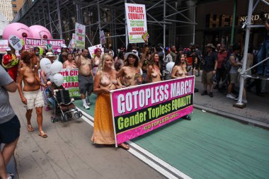 New York 'ta Uluslararası Üstsüz Gün. 26 Ağustos 2023, New York, ABD: Ruhani lider Rael tarafından 2007 yılında kurulan ABD merkezli örgüt, New York 'ta bir Go Topless March düzenledi. 