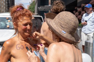 GoÜstsüz Gün Yürüyüşü. 26 Ağustos 2023, New York, New York, ABD: Bir kadın 26 Ağustos 2023 'te New York' ta düzenlenen GoTopless.org & quot; marş sandığına her yıl düzenlenen GoTopless Day yürüyüşü sırasında & quot; GoTopless.org & quot; harflerini yazar. Üstsüz Gün Yürüyüşü