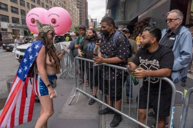 GoÜstsüz Gün Yürüyüşü. 26 Ağustos 2023, New York, New York, ABD: (EDITORS NOTE: Görüntü çıplaklık içerir) Bir yürüyüşçü, 26 Ağustos 2023 'te New York City' de düzenlenen 16..   