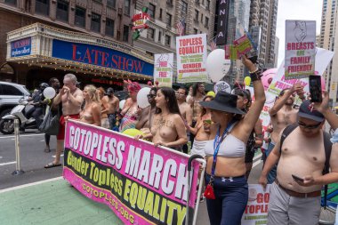 GoÜstsüz Gün Yürüyüşü. 26 Ağustos 2023, New York, New York, ABD: (EDITORS NOTE: Görüntü çıplaklık içerir) Yürüyüşçüler, 26 Ağustos 2023 'te düzenlenen GoTopless Day yürüyüşü sırasında Broadway' de yürürken Ed Sullivan Tiyatrosu 'nun önünden geçerler. 