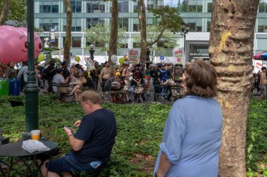 GoÜstsüz Gün Yürüyüşü. 26 Ağustos 2023, New York, New York, ABD: (EDITORS NOTE: Görüntü çıplaklık içerir) Park katılımcıları, 26 Ağustos 2023 'te New York şehrinde düzenlenen 16..  