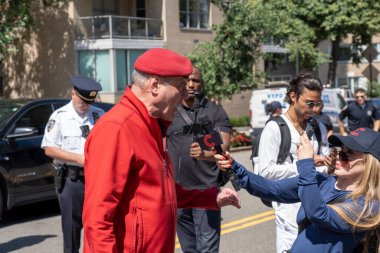 Gracie Malikanesi 'nin dışındaki Göçmen Krizi Protestocuları Çatışması. 27 Ağustos 2023, New York, New York, ABD: Curtis Sliwa, 27 Ağustos 2023 tarihinde New York 'ta Gracie Malikanesi' nin önünde bir göçmen karşıtı mitinge katıldı.. 