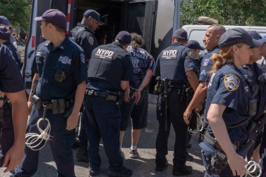 Gracie Malikanesi 'nin dışındaki Göçmen Krizi Protestocuları Çatışması. 27 Ağustos 2023, New York, New York, ABD: Göçmen karşıtı bir protestocu Gracie Malikanesi 'nin önünde düzenlenen bir protesto sırasında sivil itaatsizlikten tutuklandı