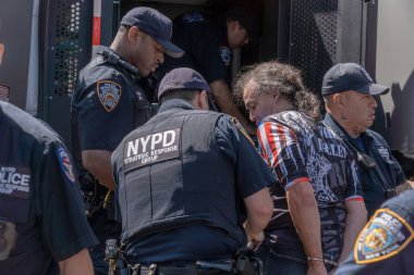 Gracie Malikanesi 'nin dışındaki Göçmen Krizi Protestocuları Çatışması. 27 Ağustos 2023, New York, New York, ABD: Göçmen karşıtı bir protestocu Gracie Malikanesi 'nin önünde düzenlenen bir protesto sırasında sivil itaatsizlikten tutuklandı