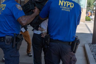Gracie Malikanesi 'nin dışındaki Göçmen Krizi Protestocuları Çatışması. 27 Ağustos 2023, New York, New York, ABD: Bir karşı protestocu, 27 Ağustos 2023 'te Gracie Malikanesi' nin önünde düzenlenen göçmen karşıtı bir mitingde tutuklandı.. 