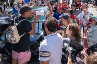 Gracie Malikanesi 'nin dışındaki Göçmen Krizi Protestocuları Çatışması. 27 Ağustos 2023, New York, New York, ABD: 27 Ağustos 2023 'te New York City' de Gracie Malikanesi 'nin önünde göçmen karşıtı protestocular karşı karşıya geldi.. 