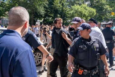 Gracie Malikanesi 'nin dışındaki Göçmen Krizi Protestocuları Çatışması. 27 Ağustos 2023, New York, New York, ABD: Bir karşı protestocu, 27 Ağustos 2023 'te Gracie Malikanesi' nin önünde düzenlenen göçmen karşıtı bir mitingde tutuklandı.. 