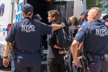 Gracie Malikanesi 'nin dışındaki Göçmen Krizi Protestocuları Çatışması. 27 Ağustos 2023, New York, New York, ABD: Bir karşı protestocu, 27 Ağustos 2023 'te Gracie Malikanesi' nin önünde düzenlenen göçmen karşıtı bir mitingde tutuklandı.. 