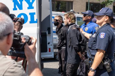 Gracie Malikanesi 'nin dışındaki Göçmen Krizi Protestocuları Çatışması. 27 Ağustos 2023, New York, New York, ABD: Bir karşı protestocu, 27 Ağustos 2023 'te Gracie Malikanesi' nin önünde düzenlenen göçmen karşıtı bir mitingde tutuklandı.. 