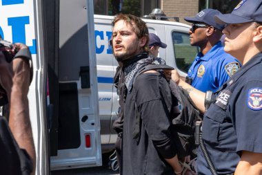 Gracie Malikanesi 'nin dışındaki Göçmen Krizi Protestocuları Çatışması. 27 Ağustos 2023, New York, New York, ABD: Bir karşı protestocu, 27 Ağustos 2023 'te Gracie Malikanesi' nin önünde düzenlenen göçmen karşıtı bir mitingde tutuklandı.. 