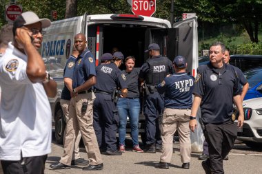 Gracie Malikanesi 'nin dışındaki Göçmen Krizi Protestocuları Çatışması. 27 Ağustos 2023, New York, New York, ABD: Bir karşı protestocu, 27 Ağustos 2023 'te Gracie Malikanesi' nin önünde düzenlenen göçmen karşıtı bir mitingde tutuklandı.. 