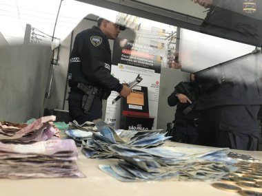 Polis Cracolandia 'da 2 Kadın Uyuşturucu Satıcısını Tutukladı. 27 Ağustos 2023, Sao Paulo, Brezilya: Cracolandia 'da iki kadın uyuşturucu satıcısının tutuklanması, büyük miktarda uyuşturucu ve parayla birlikte tutuklanarak 77. 