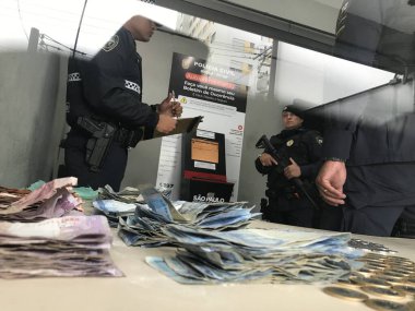 Polis Cracolandia 'da 2 Kadın Uyuşturucu Satıcısını Tutukladı. 27 Ağustos 2023, Sao Paulo, Brezilya: Cracolandia 'da iki kadın uyuşturucu satıcısının tutuklanması, büyük miktarda uyuşturucu ve parayla birlikte tutuklanarak 77. 