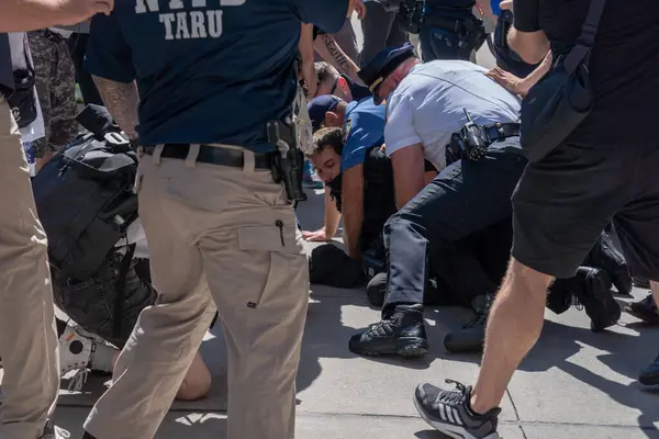抗议者在格蕾西大厦外的移民危机中发生冲突 2023年8月27日 美国纽约 2023年8月27日 一名反移民抗议者在纽约格雷斯豪宅外的一次反移民集会和抗议活动中被捕 — 图库照片