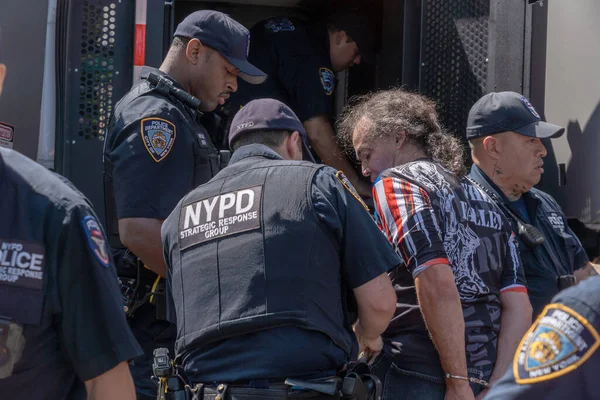 Gracie Malikanesi 'nin dışındaki Göçmen Krizi Protestocuları Çatışması. 27 Ağustos 2023, New York, New York, ABD: Göçmen karşıtı bir protestocu Gracie Malikanesi 'nin önünde düzenlenen bir protesto sırasında sivil itaatsizlikten tutuklandı