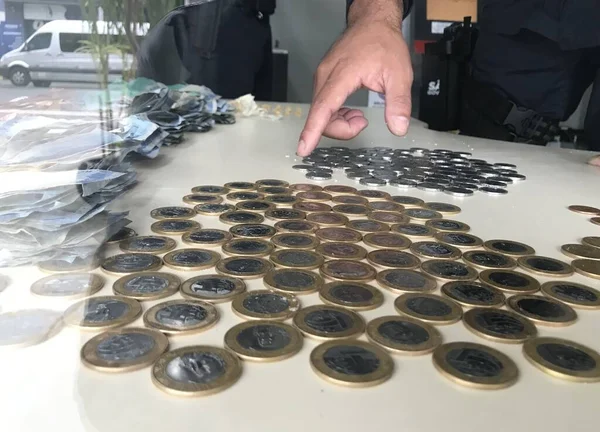 Polis Cracolandia 'da 2 Kadın Uyuşturucu Satıcısını Tutukladı. 27 Ağustos 2023, Sao Paulo, Brezilya: Cracolandia 'da iki kadın uyuşturucu satıcısının tutuklanması, büyük miktarda uyuşturucu ve parayla birlikte tutuklanarak 77. 