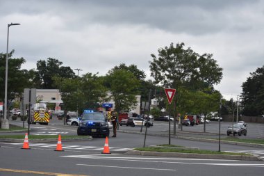 Clark, New Jersey, ABD 'deki Target mağazalarında bomba ihbarı. 29 Ağustos 2023. Yer polisi ve ilçe bomba imha ekibi, 29 Salı sabahı New Jersey, Clark 'taki Target' ta bir bomba ihbarına yanıt verdiler..