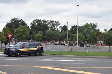 Clark, New Jersey, ABD 'deki Target mağazalarında bomba ihbarı. 29 Ağustos 2023. Yer polisi ve ilçe bomba imha ekibi, 29 Salı sabahı New Jersey, Clark 'taki Target' ta bir bomba ihbarına yanıt verdiler..