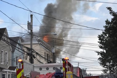 Newark, New Jersey 'de 2-Alarm yangını. 29 Ağustos 2023, Newark, New Jersey, ABD: İtfaiyeciler, Newark, New Jersey 'deki bir yangında çıkan alevlerle savaştılar.. 